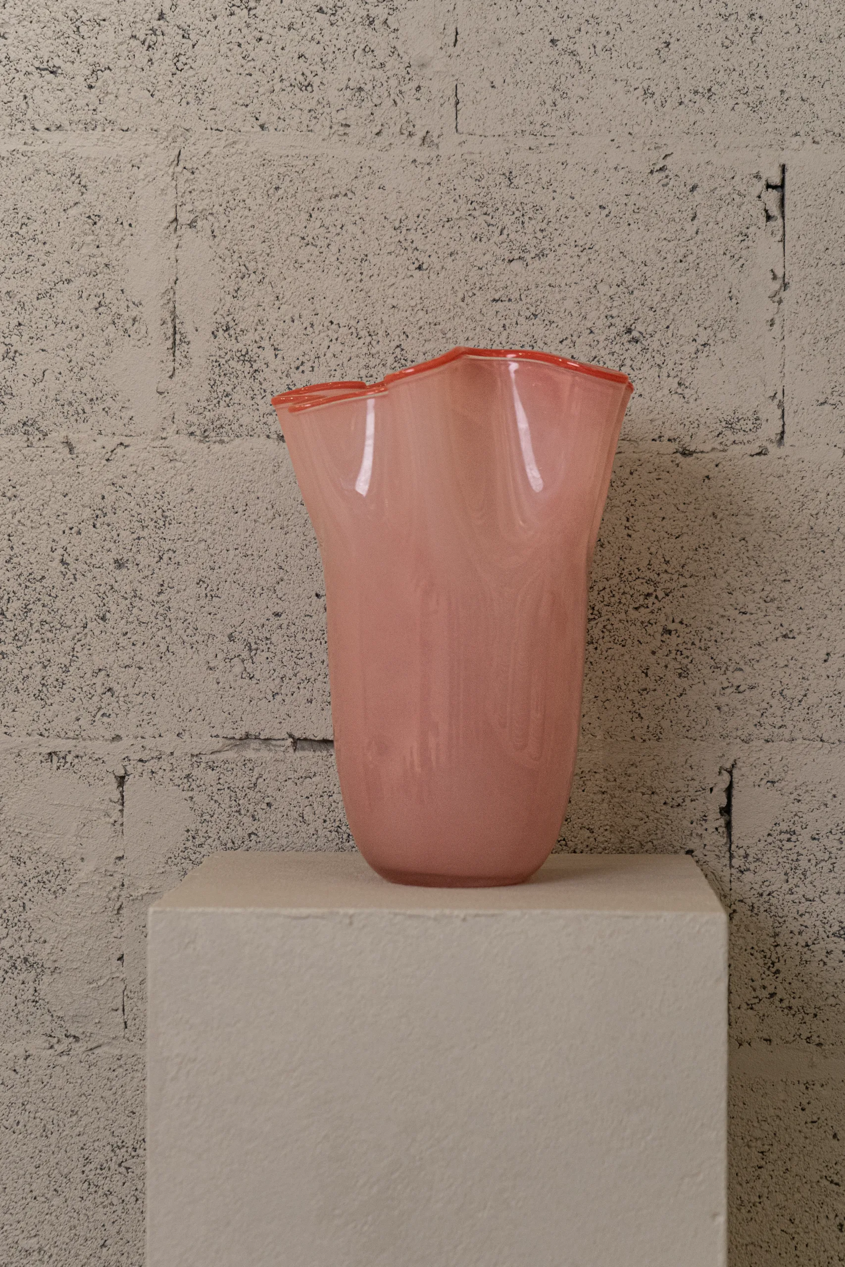 Vase en verre soufflé Vague rose – Image 1