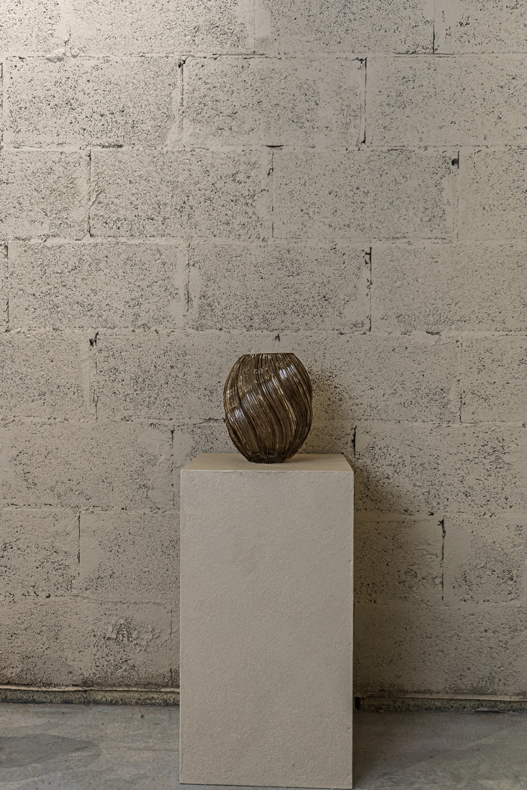 Grand vase en verre fumé Twist XL – Image 2