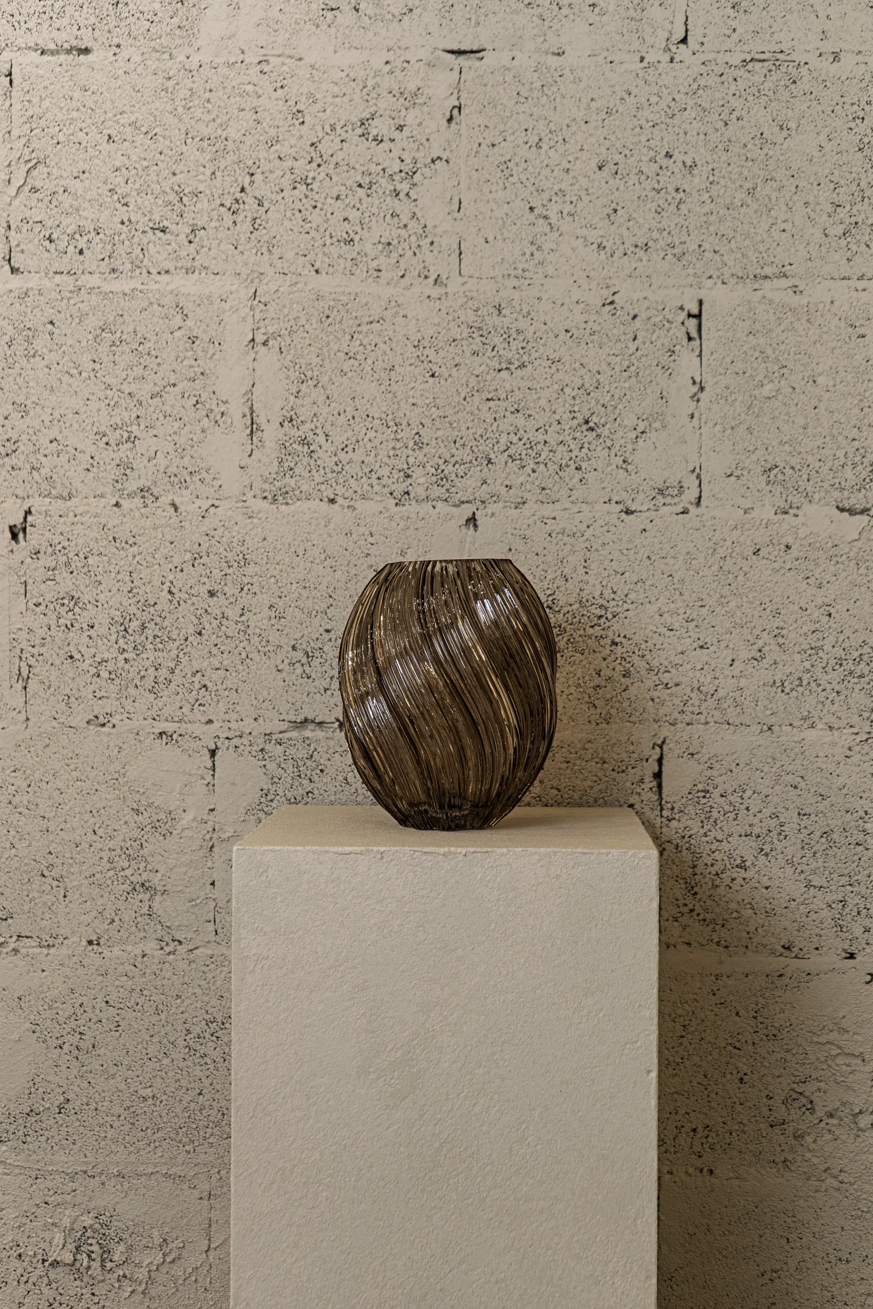 Grand vase en verre fumé Twist XL – Image 3