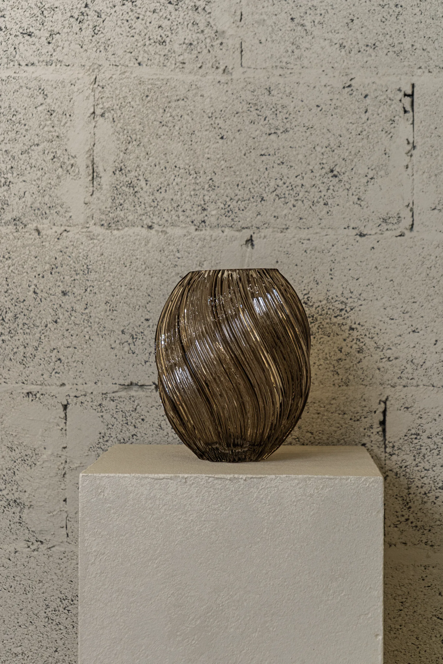 Grand vase en verre fumé Twist XL – Image 1