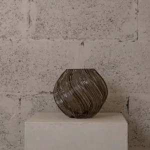 Vase en verre fumé Twist – Image 1