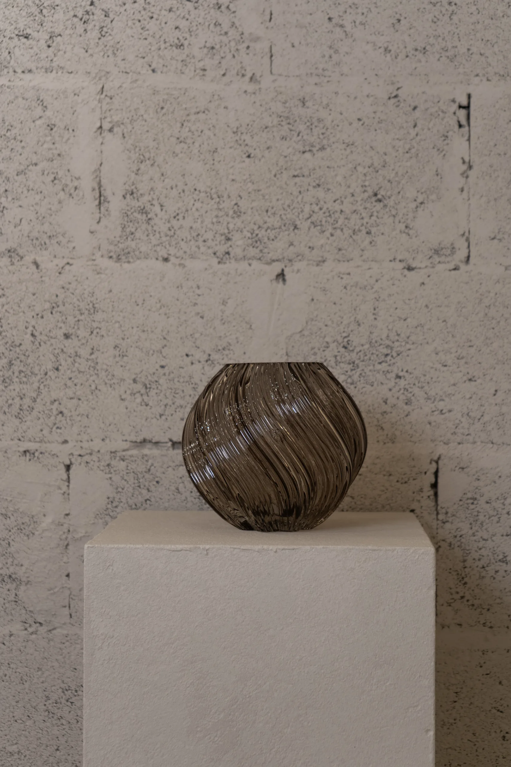 Vase en verre fumé Twist – Image 1