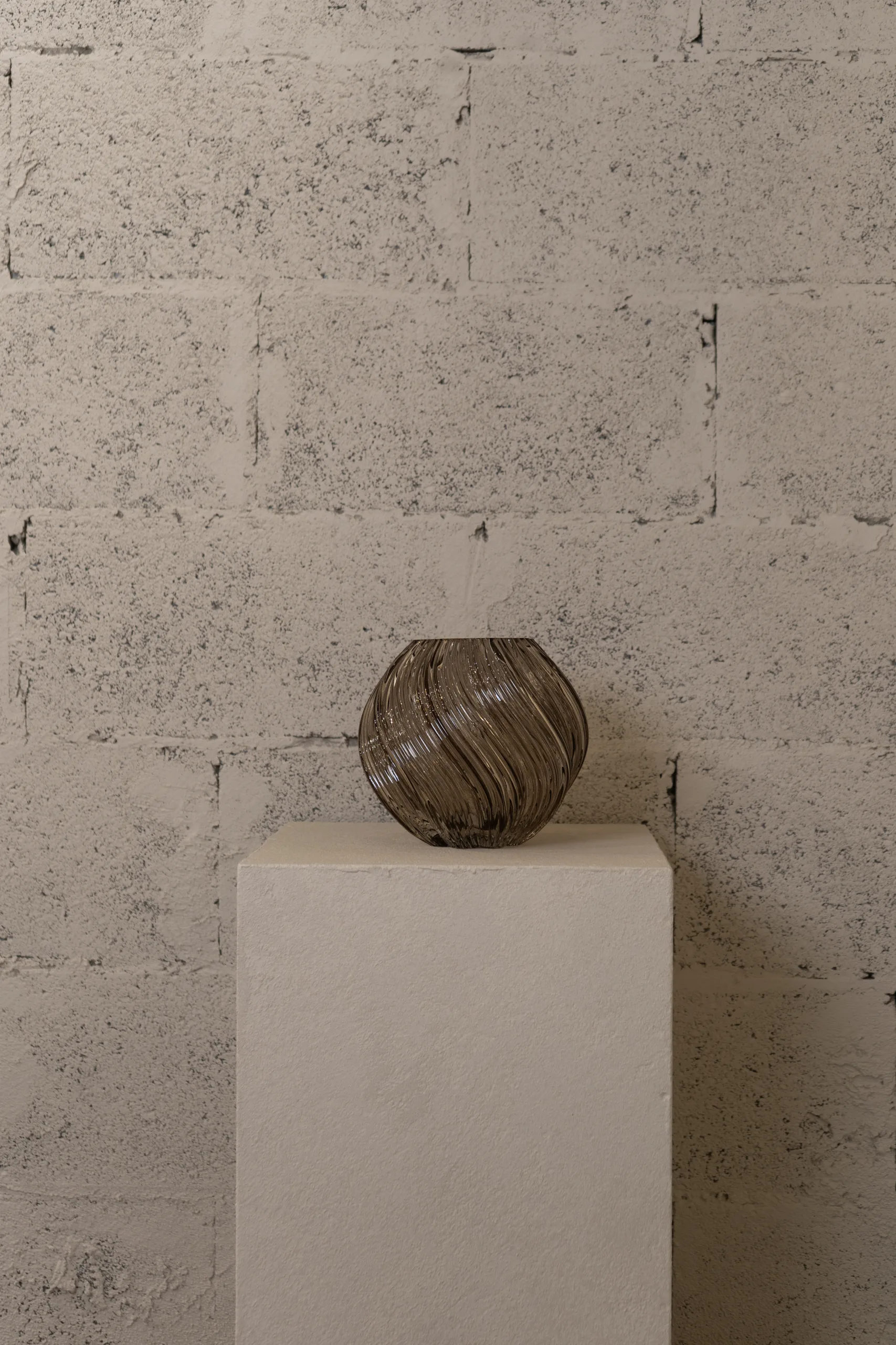Vase en verre fumé Twist – Image 3