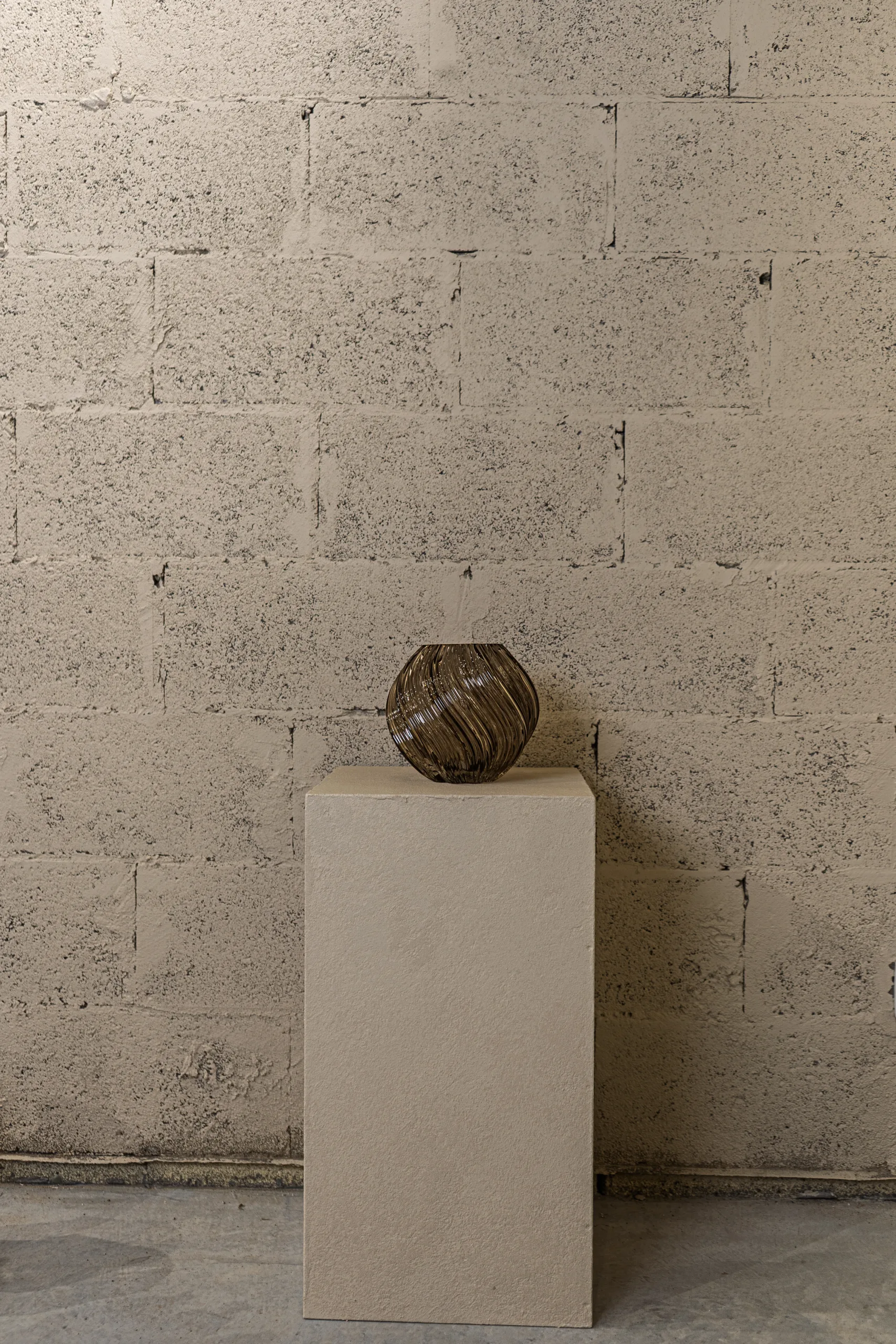 Vase en verre fumé Twist – Image 2