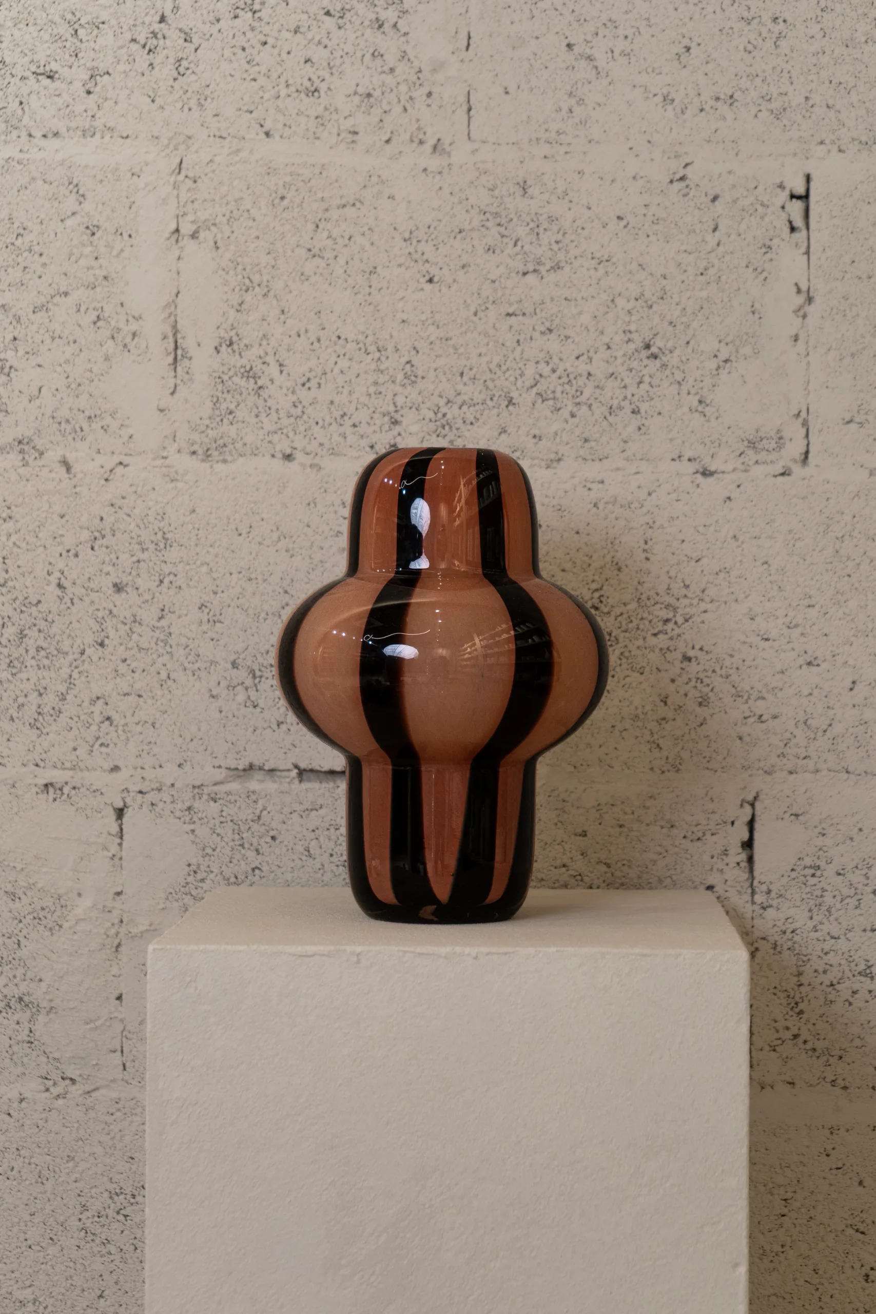 Vase Totem Rayé en céramique – Image 1