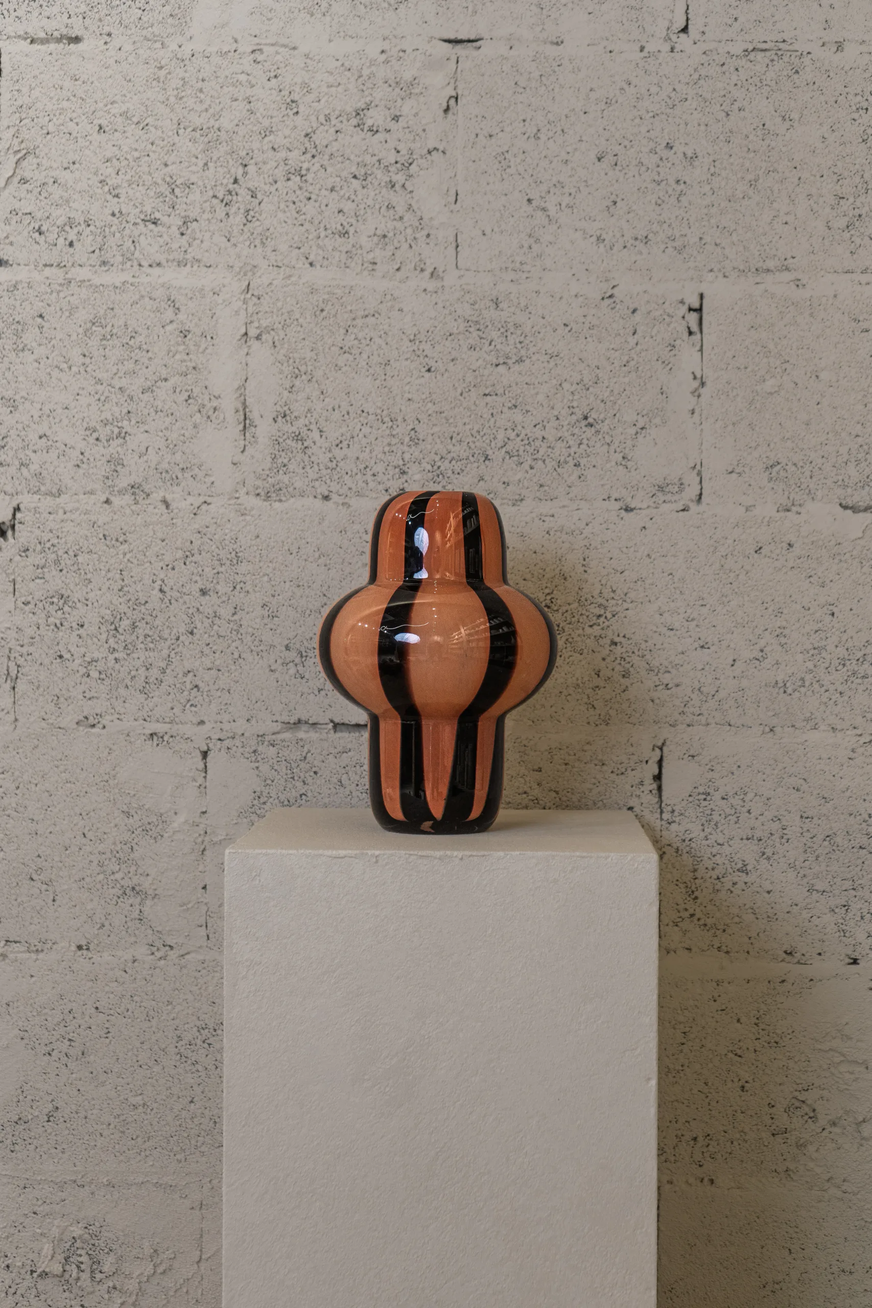 Vase Totem Rayé en céramique – Image 3
