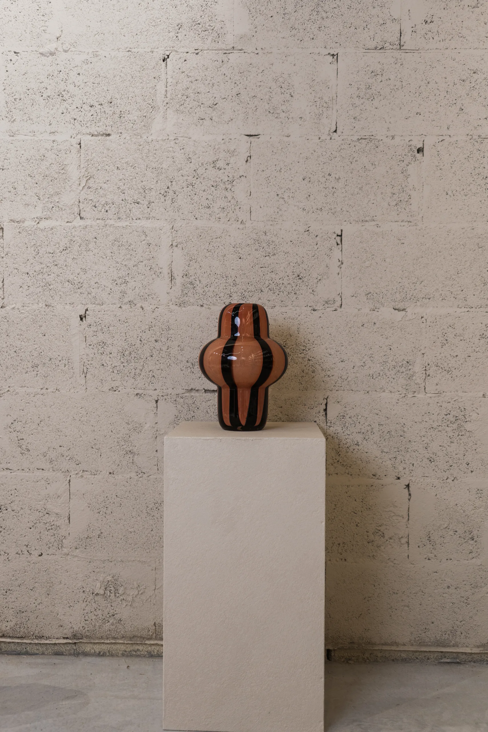 Vase Totem Rayé en céramique – Image 2